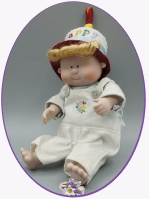 baietel muzical cu cap din portelan, care intoneaza happy birthday si se misca