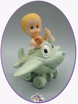 figurina baietel in avionas